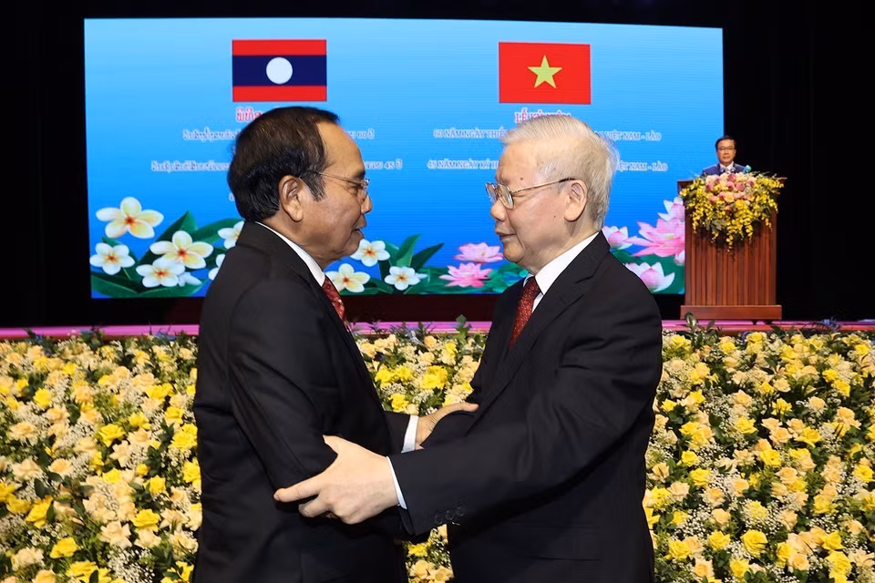 Tổng Bí thư Nguyễn Phú Trọng và ông Bounthong Chitmany, Ủy viên Bộ Chính trị, Thường trực Ban Bí thư, Phó Chủ tịch nước Lào tại Lễ kỷ niệm. (Ảnh: Trí Dũng/TTXVN)