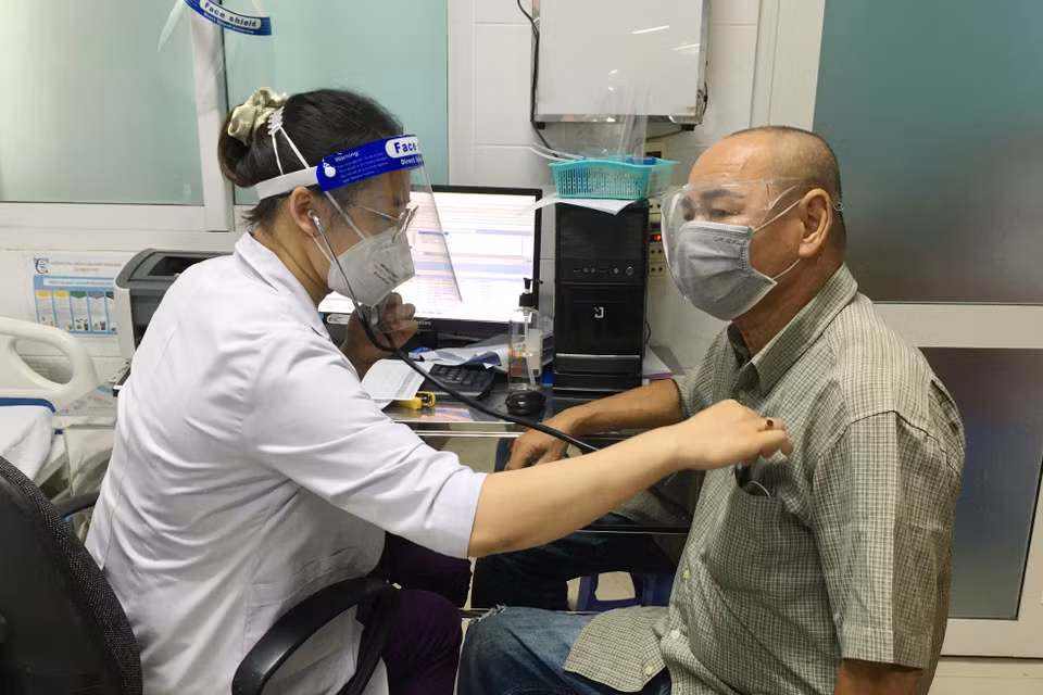 Cùng với Bệnh viện quận 7, Bệnh viện Đa khoa Khu vực Củ Chi cũng đang ráo riết tiến hành phun khử khuẩn để tiếp nhận khám, điều trị cho bệnh nhân không COVID-19. Trong ảnh: Bác sỹ Bệnh viện quận 7 khám bệnh cho người dân. (Ảnh: Đinh Hằng/TTXVN)