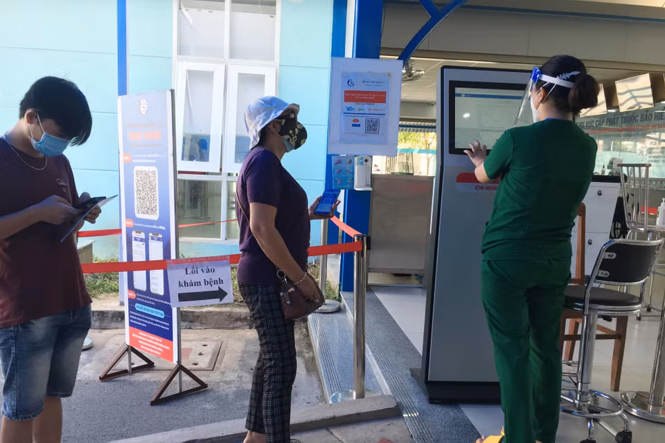 Bệnh viện quận 7 là bệnh viện xanh đầu tiên của Thành phố Hồ Chí Minh được chuyển đổi công năng quay trở lại hoạt động tiếp nhận khám chữa bệnh bình thường. Trong ảnh: Khai báo y tế khi đến Bệnh viện quận 7. (Ảnh: Đinh Hằng/TTXVN)