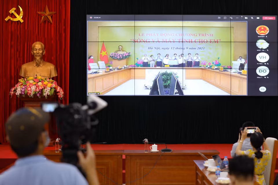 Các tổ chức, đơn vị trao tượng trưng máy tính ủng hộ chương trình Sóng và máy tính cho em. (Ảnh chụp từ điểm cầu Bộ Giáo dục và Đào tạo. Nguồn: Thanh Tùng/TTXVN)