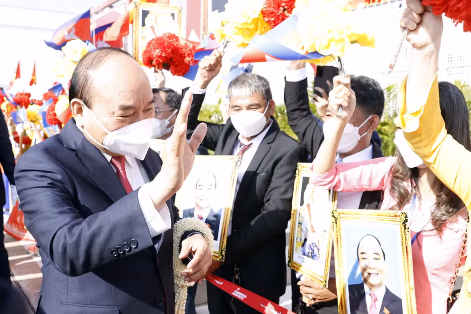 Lễ đón Chủ tịch nước Nguyễn Xuân Phúc cùng Đoàn đại biểu cấp cao Việt Nam tại Sân bay Quốc tế Pochentong. (Ảnh: Thống Nhất/TTXVN)