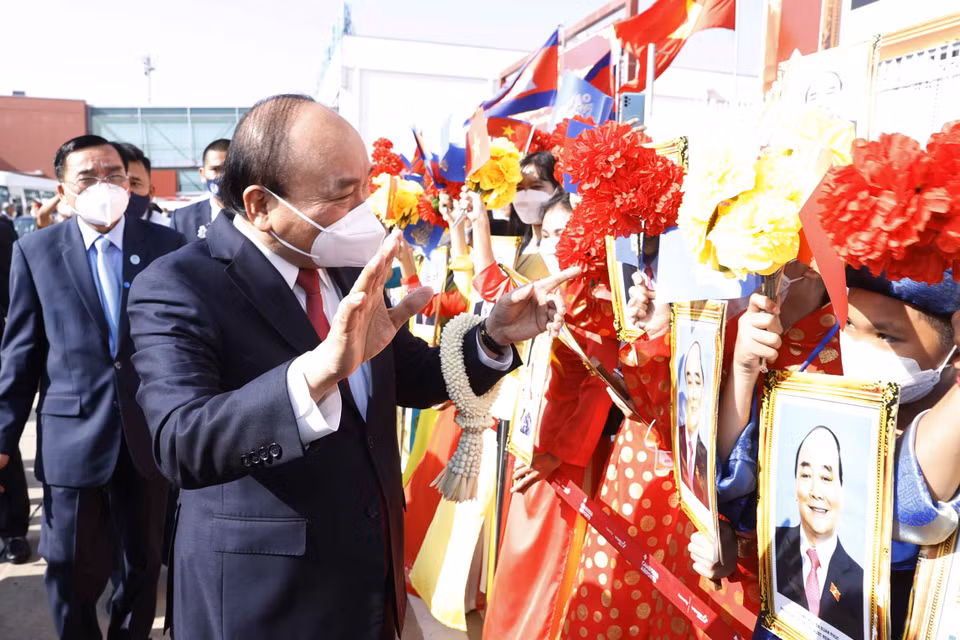 Lễ đón Chủ tịch nước Nguyễn Xuân Phúc cùng Đoàn đại biểu cấp cao Việt Nam tại Sân bay Quốc tế Pochentong. (Ảnh: Thống Nhất/TTXVN)