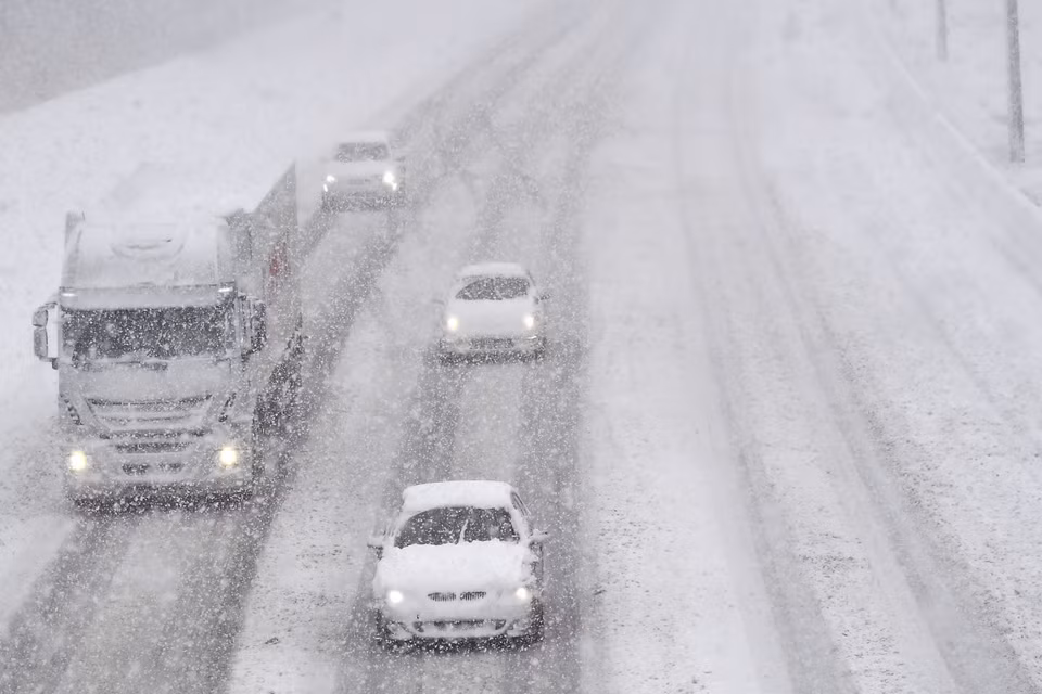 Tuyết rơi dày đặc tại Brussels, Bỉ. (Nguồn: AFP/TTXVN)