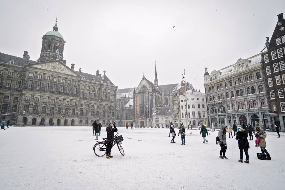 Tuyết phủ trắng xóa tại Amsterdam, Hà Lan ngày 7/2/2021. (Nguồn: AFP/TTXVN)