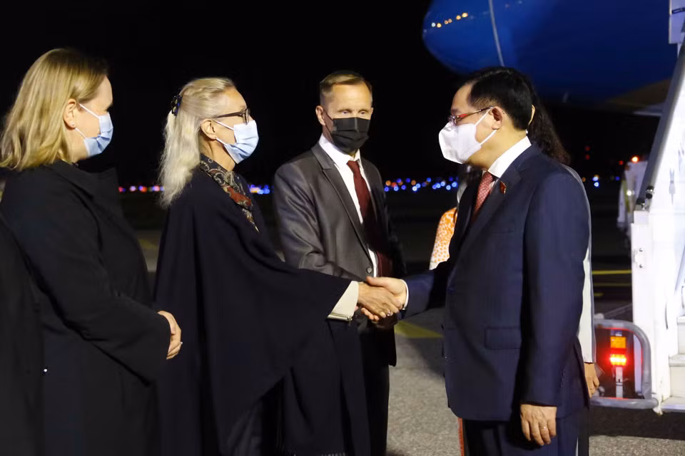 Cán bộ, nhân viên Đại sứ quán Việt Nam tại Phần Lan, đại diện Ủy ban đối ngoại Quốc hội Phần Lan đón Chủ tịch Quốc hội Vương Đình Huệ. (Ảnh: Doãn Tấn/TTXVN)