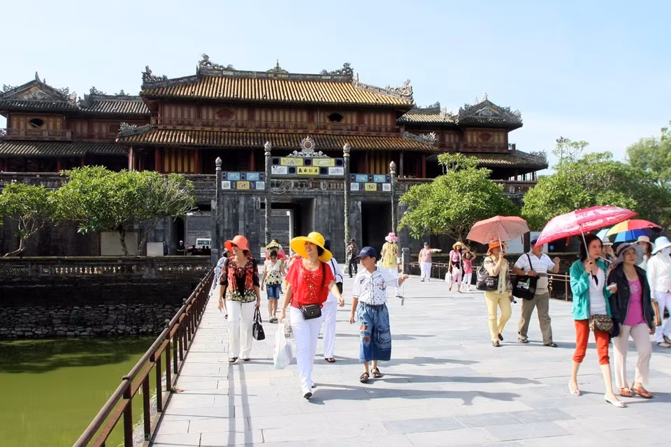 Thừa Thiên-Huế có nhiều điểm tham quan thu hút du khách, trong đó nổi bật nhất là cố đô Huế với hệ thống di tích, di sản triều Nguyễn, các đền, chùa, lăng tẩm... Trong ảnh: Du khách tham quan Đại nội-Huế. (Ảnh: Huy Hùng/TTXVN)