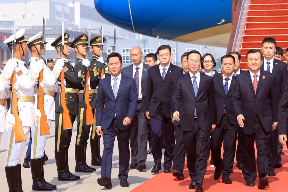 Lễ đón Chủ tịch nước Võ Văn Thưởng tại Sân bay Bắc Kinh. (Ảnh: Thống Nhất/TTXVN)