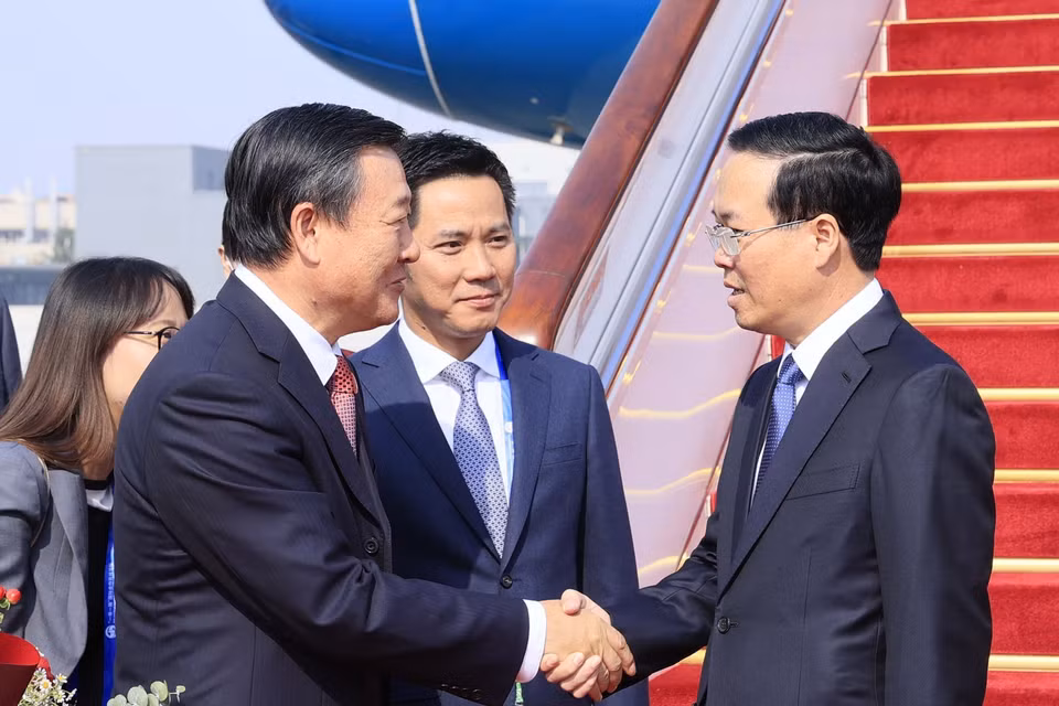 Sáng 17/10/2023, Chủ tịch nước Võ Văn Thưởng dẫn đầu Đoàn Đại biểu Cấp cao Việt Nam đến Thủ đô Bắc Kinh, Trung Quốc, bắt đầu tham dự Diễn đàn Cấp cao Hợp tác Quốc tế "Vành đai và Con đường" lần thứ ba. (Ảnh: Thống Nhất/TTXVN)