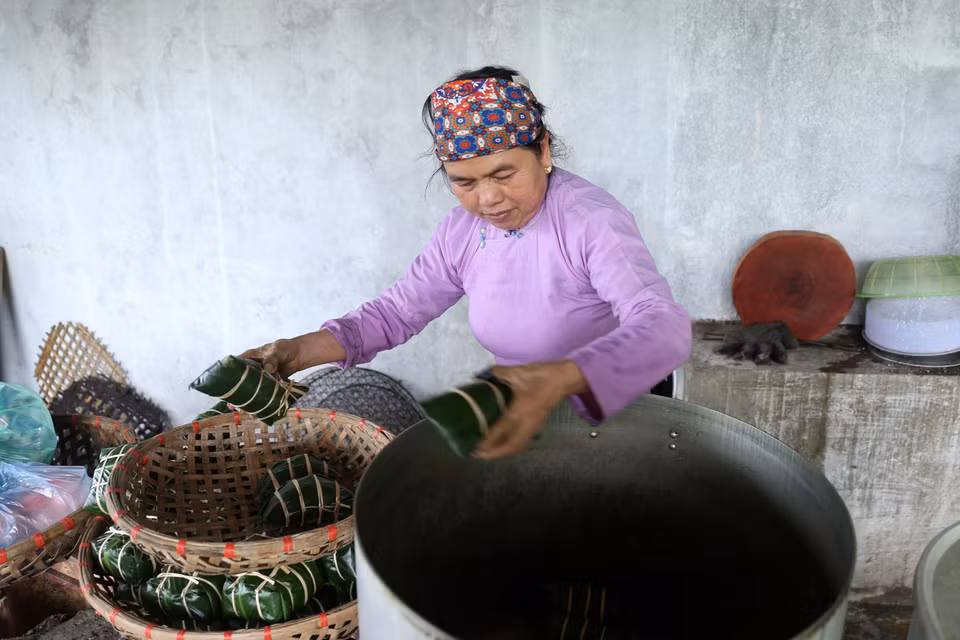 Bánh được đem đi luộc trên nồi gang sau 12 tiếng mới được vớt ra. (Ảnh: Quốc Khánh/TTXVN)