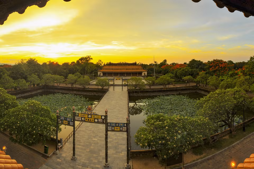 Thừa Thiên-Huế có nhiều điểm tham quan thu hút du khách, trong đó nổi bật nhất là cố đô Huế với hệ thống di tích, di sản triều Nguyễn, các đền, chùa, lăng tẩm... Trong ảnh: Điện Thái Hoà nằm trong khu vực Đại Nội của kinh thành Huế, được xây dựng vào năm 1805 thời vua Gia Long. (Ảnh: Minh Đức/TTXVN)