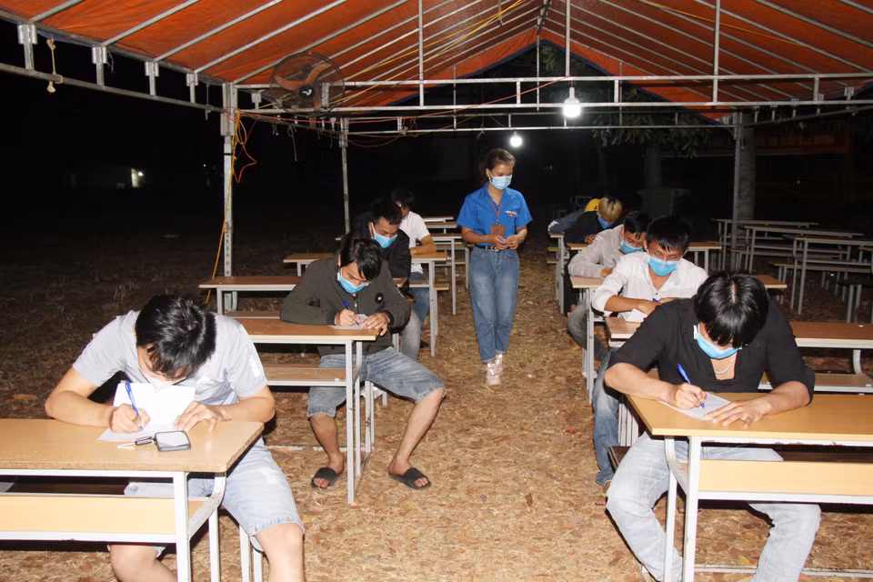 Thanh niên tình nguyện hướng dẫn người dân kê khai y tế tại chốt kiểm dịch trên đường Hồ Chí Minh, xã Hòa Phú, thành phố Buôn Ma Thuột, tỉnh Đắk Lắk. (Ảnh: Tuấn Anh/TTXVN)