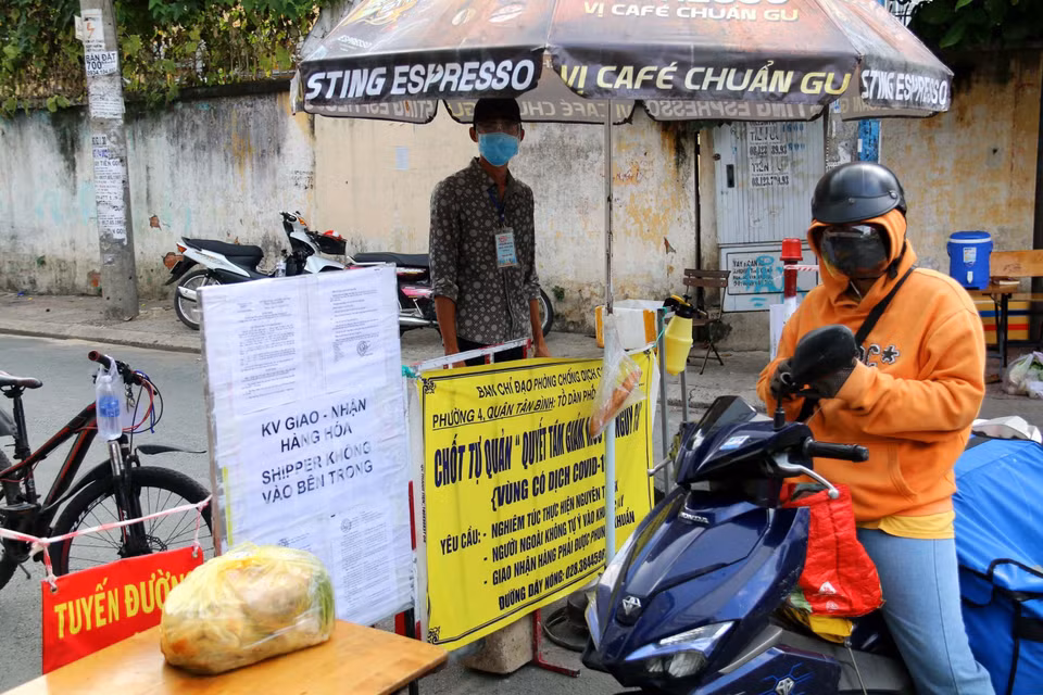 Nhân dân địa phương cắt cử người trực bảo vệ vùng vàng trên đường Lê Bình, quận Tân Bình. (Ảnh: Thanh Vũ/TTXVN)