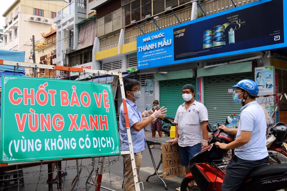 Lực lượng tình nguyện tham gia trực chốt trên đường Vườn Chuối cho biết việc lập các chốt chặn được người dân nơi đây đồng thuận rất cao do đã từng bị phong tỏa. (Ảnh: Thanh Vũ/TTXVN)