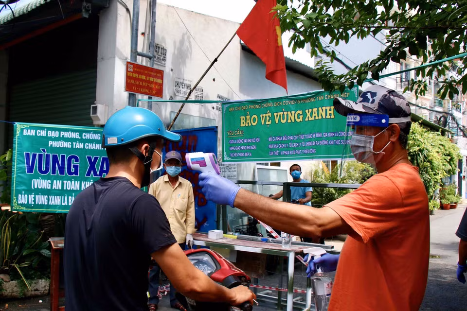 Thanh niên phường Tân Chánh Hiệp, quận 12, tăng cường chốt chặn, ngăn ngừa phòng dịch bảo vệ vùng xanh. (Ảnh: Thanh Vũ/TTXVN)