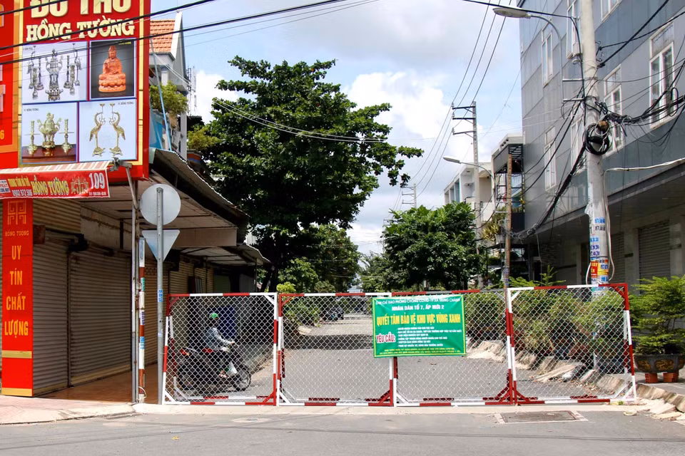 Nhân dân xã Trung Chánh, quận 12, dựng rào chắn bảo vệ vùng xanh. (Ảnh: Thanh Vũ/TTXVN)
