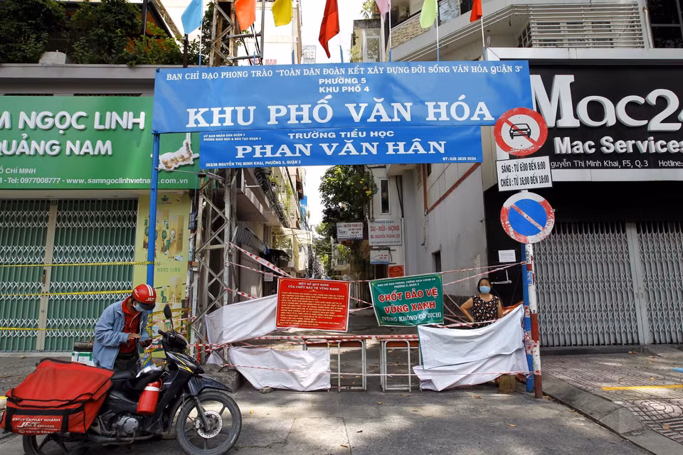 Chính quyền địa phương và nhân dân trong hẻm 382 Nguyễn Thị Minh Khai, quận 3, lập rào chắn bảo vệ vùng xanh, không cho người lạ vào khu vực an toàn. (Ảnh: Thanh Vũ/TTXVN)
