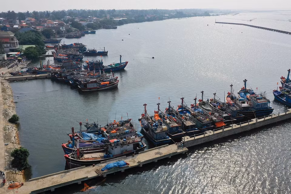 Tỉnh Thừa Thiên Huế hiện có 4 khu neo đậu tránh trú bão và 1 âu thuyền cho tàu cá có quy mô sức chứa từ 300-1.000 tàu cỡ 300 CV, đảm bảo phát triển kinh tế với an sinh xã hội, bảo vệ tài sản, tính mạng của ngư dân… Trong ảnh: Tàu thuyền tại khu neo đậu tránh trú bão Phú Hải, huyện Phú Vang. (Ảnh: Hồ Cầu/TTXVN)
