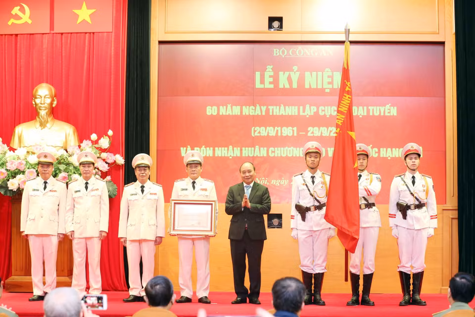 Chủ tịch nước Nguyễn Xuân Phúc trao Huân chương Bảo vệ Tổ quốc hạng Nhì tặng Cục Ngoại tuyến, Bộ Công an. (Ảnh: Phạm Kiên/TTXVN)