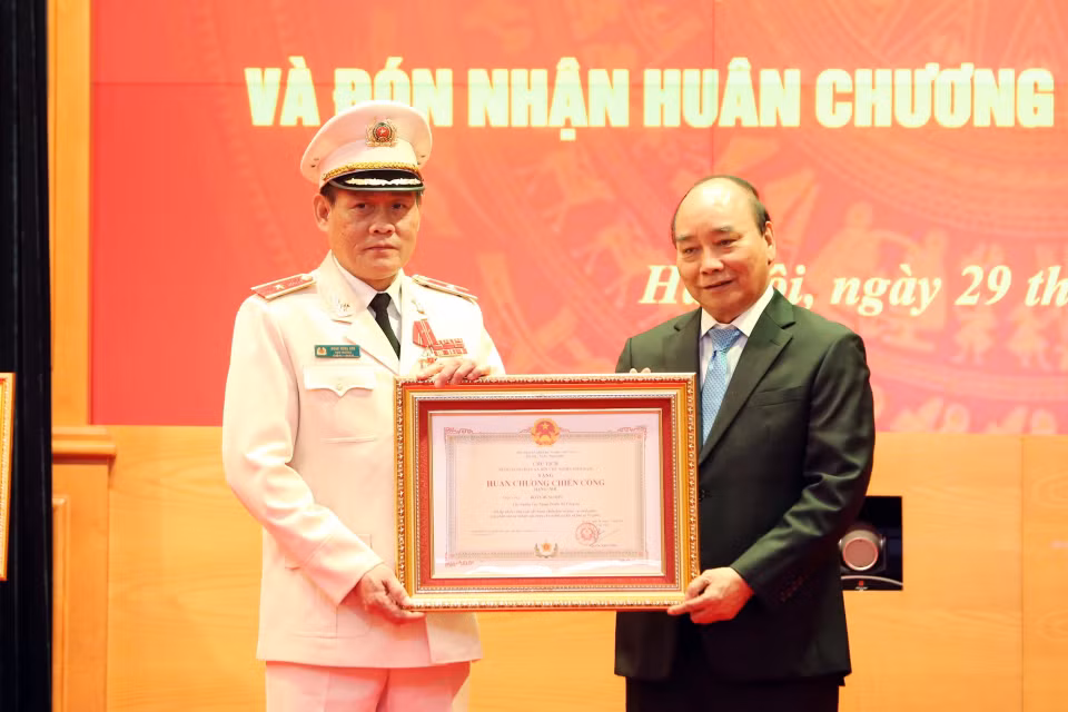 Chủ tịch nước Nguyễn Xuân Phúc trao tặng Huân chương Chiến công hạng Nhì cho Thiếu tướng Đoàn Hùng Sơn, Cục trưởng Cục Ngoại tuyến, Bộ Công an. (Ảnh: Phạm Kiên/TTXVN)