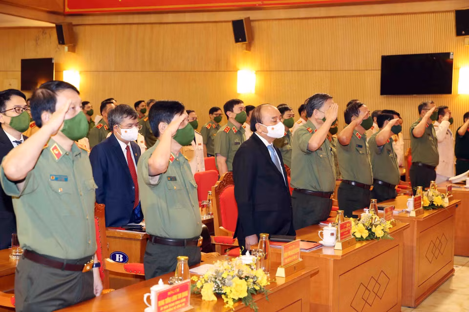 Chủ tịch nước Nguyễn Xuân Phúc và các đại biểu thực hiện nghi thức chào cờ. (Ảnh: Phạm Kiên/TTXVN)