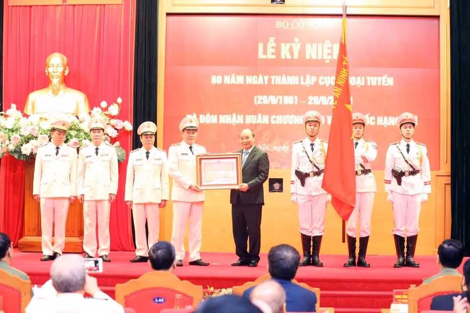 Chủ tịch nước Nguyễn Xuân Phúc trao Huân chương Bảo vệ Tổ quốc hạng Nhì tặng Cục Ngoại tuyến, Bộ Công an. (Ảnh: Phạm Kiên/TTXVN)