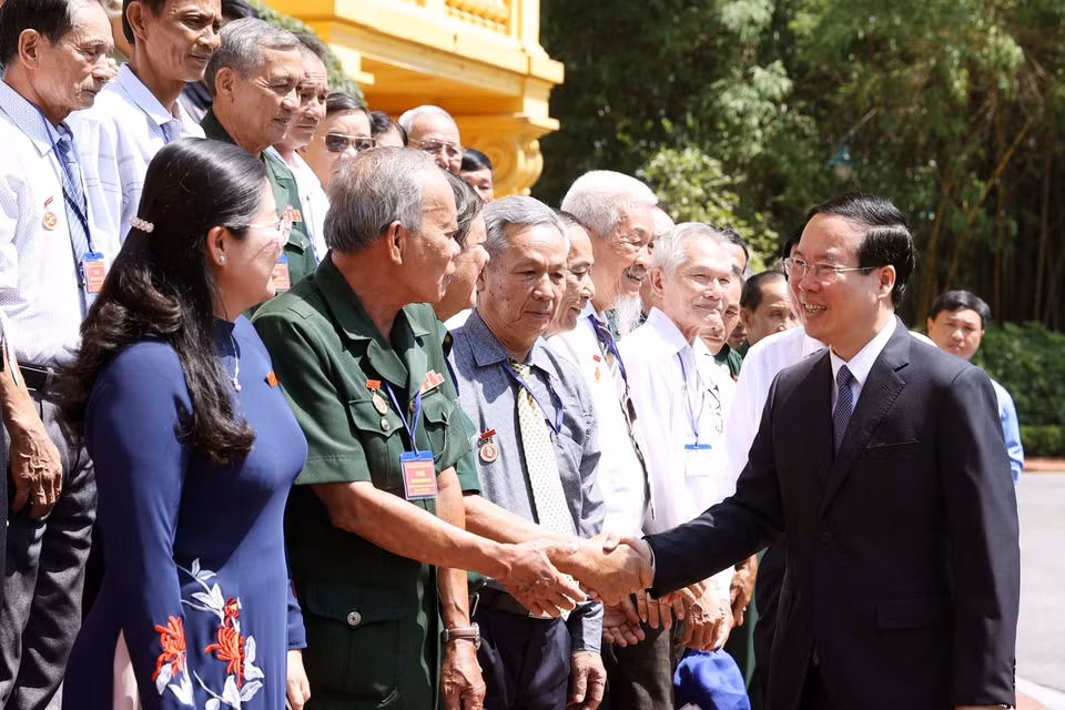 Sáng 30/5, tại Phủ Chủ tịch, Chủ tịch nước Võ Văn Thưởng gặp mặt thân mật Đoàn đại biểu người có công với cách mạng tỉnh Vĩnh Long nhân dịp ra thăm Thủ đô Hà Nội. (Ảnh: Thống Nhất/TTXVN)