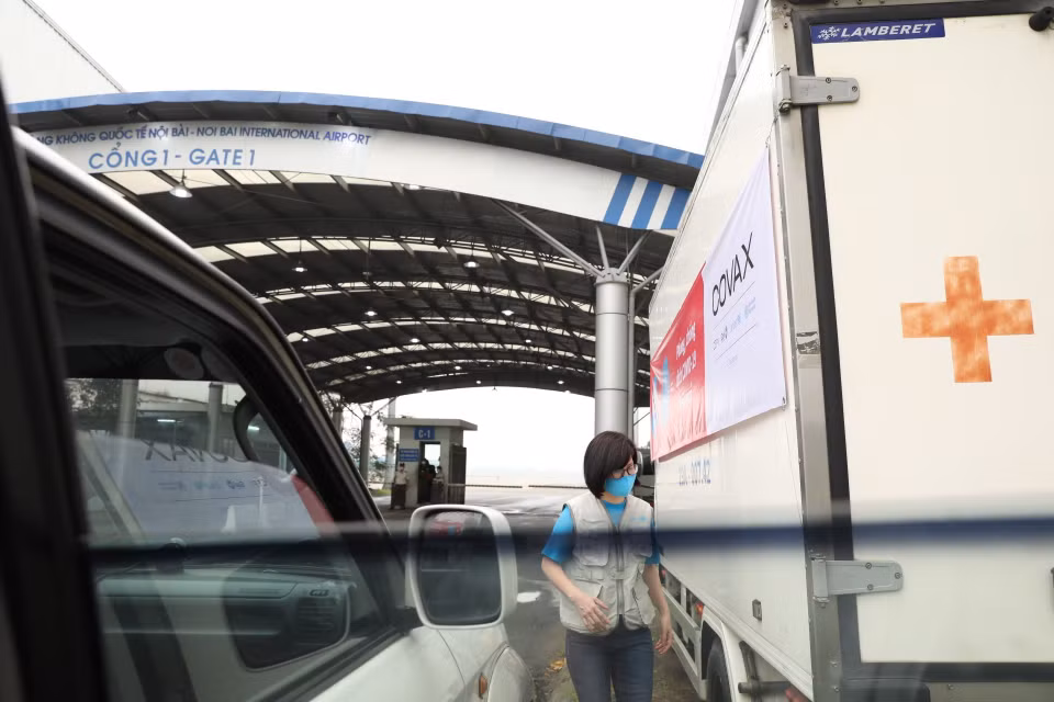 Đoàn công tác của Bộ Y tế đến sân bay quốc tế Nội Bài (Hà Nội) để tiếp nhận lô vaccine từ COVAX Facility, sáng 1/4/2021. (Ảnh: Minh Quyết/TTXVN)