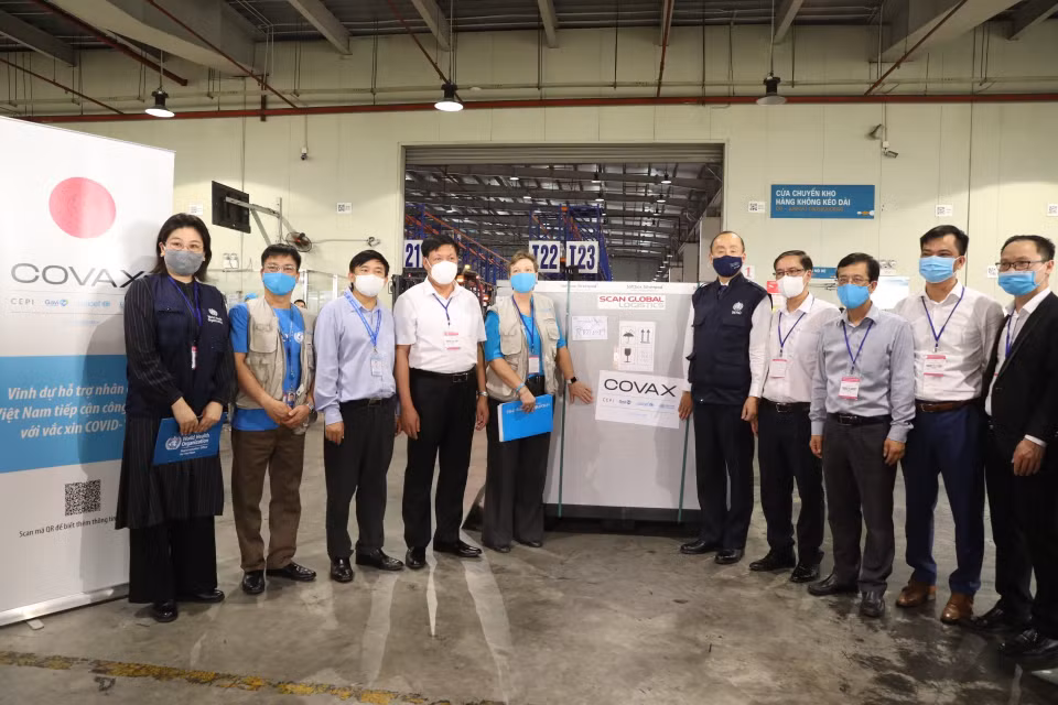 Thứ trưởng Bộ Y tế Đỗ Xuân Tuyên nhận lô vaccine đầu tiên từ COVAX Facility. (Ảnh: Minh Quyết/TTXVN)