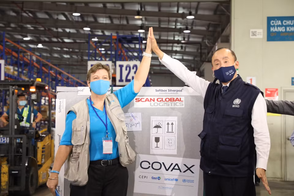 Lô vaccine đầu tiên từ COVAX Facility đã về đến Việt Nam. (Ánh: Minh Quyết/TTXVN)