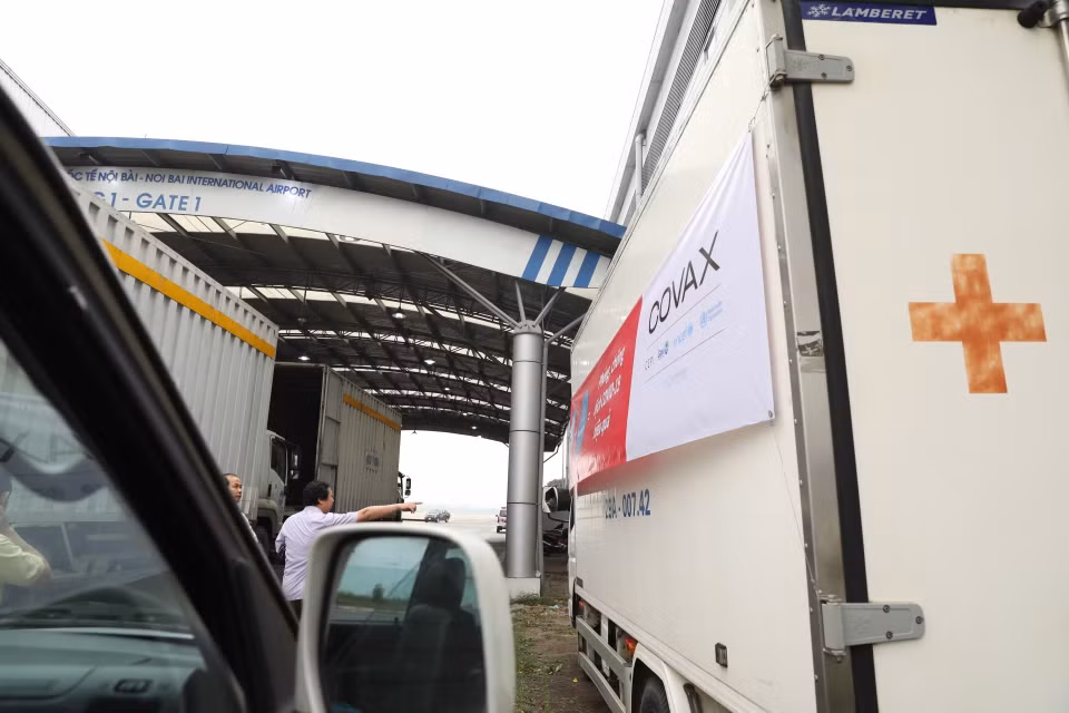 Đoàn công tác của Bộ Y tế đến sân bay quốc tế Nội Bài (Hà Nội) để tiếp nhận lô vaccine từ COVAX Facility, sáng 1/4/2021. (Ảnh: Minh Quyết/TTXVN)