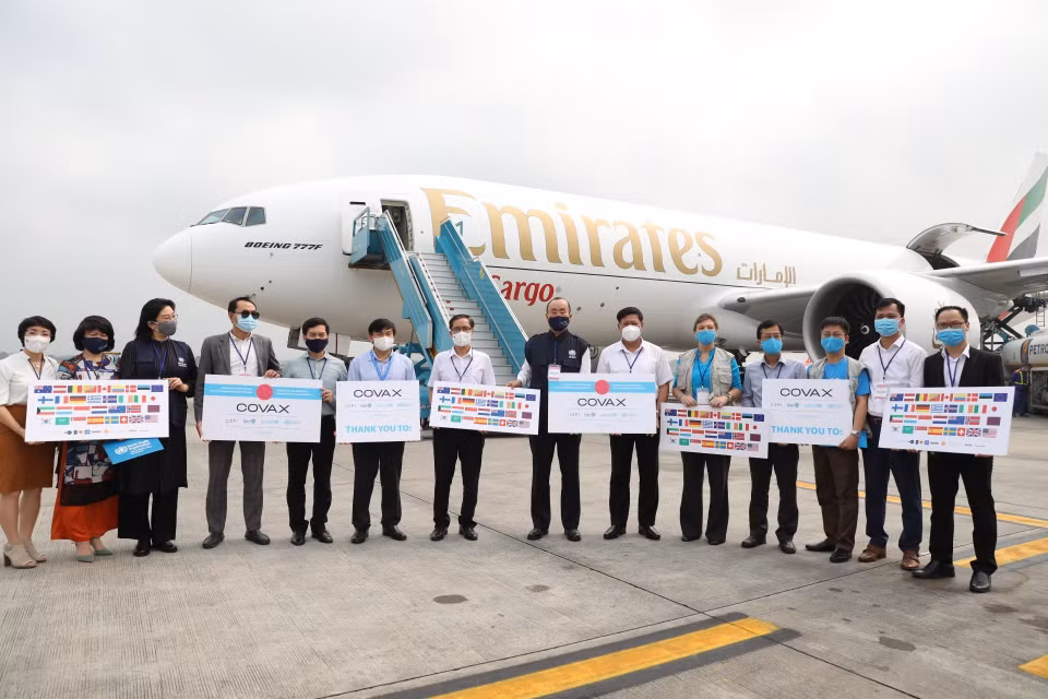 Sáng 1/4/2021, lô vaccine phòng COVID-19 đầu tiên của AstraZeneca do COVAX Facility cung cấp đã về đến sân bay Nội Bài (Hà Nội) và sẽ được chuyển đến Viện Vệ sinh Dịch tễ Trung ương bảo quản, sau đó Bộ Y tế sẽ điều phối phân bổ vaccine để tiêm. Trong ảnh: Lô vaccine đầu tiên từ COVAX Facility đã về đến Việt Nam. (Ánh: Minh Quyết/TTXVN)