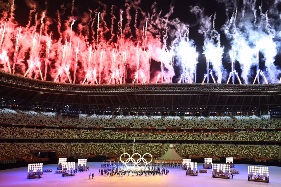 Pháo hoa thắp sáng bầu trời tại lễ khai mạc Olympic Tokyo 2020 trên sân vận động Olympic ở thủ đô Tokyo, Nhật Bản. (Ảnh: AFP/ TTXVN)