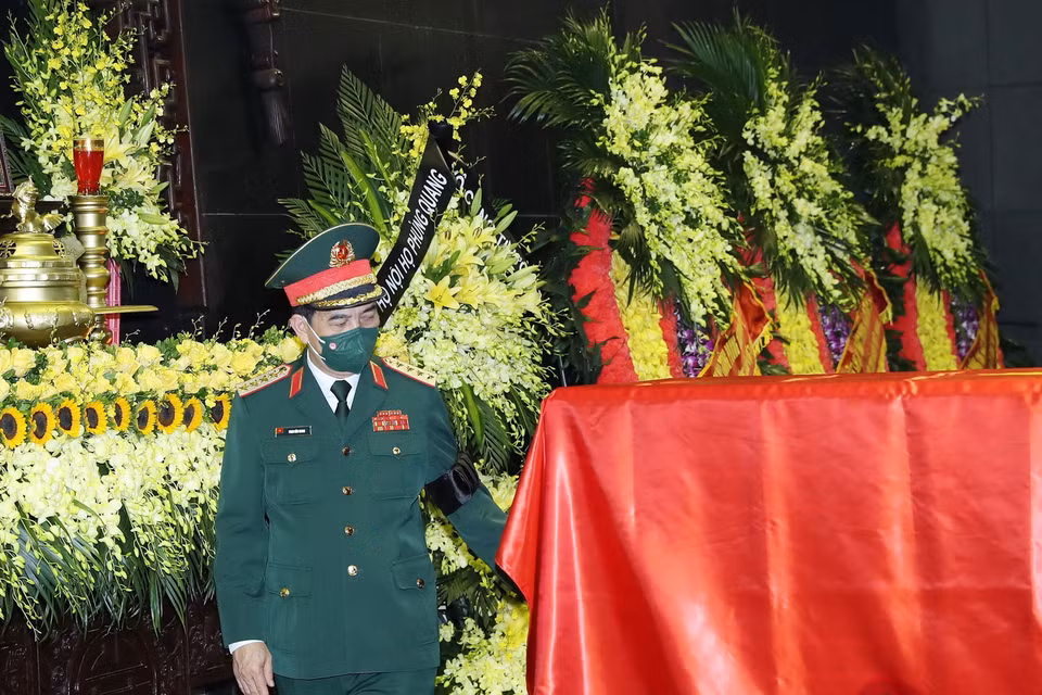  Đại tướng Phan Văn Giang, Phó Bí thư Quân ủy Trung ương, Bộ trưởng Bộ Quốc phòng dẫn đầu viếng Đại tướng Phùng Quang Thanh. (Ảnh: Trọng Đức/TTXVN)