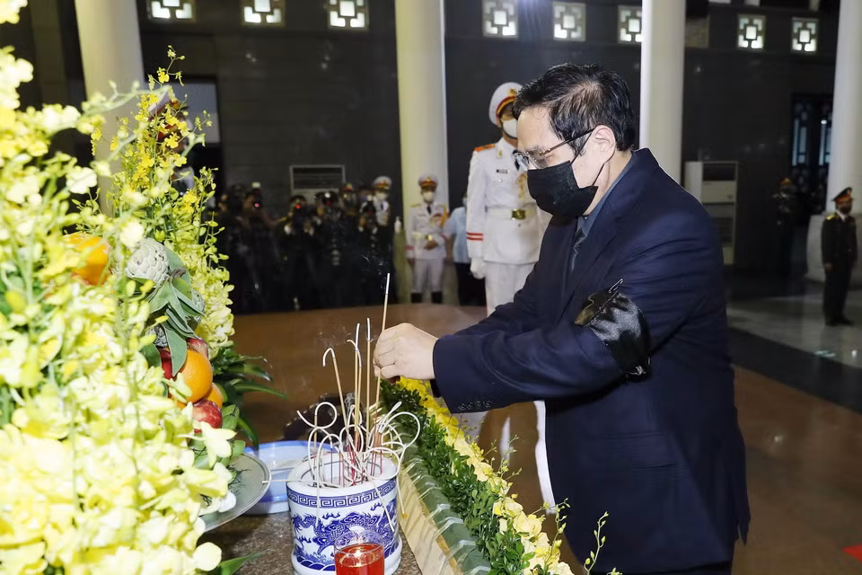  Thủ tướng Phạm Minh Chính thắp hương viếng Đại tướng Phùng Quang Thanh. (Ảnh: Trọng Đức/TTXVN)