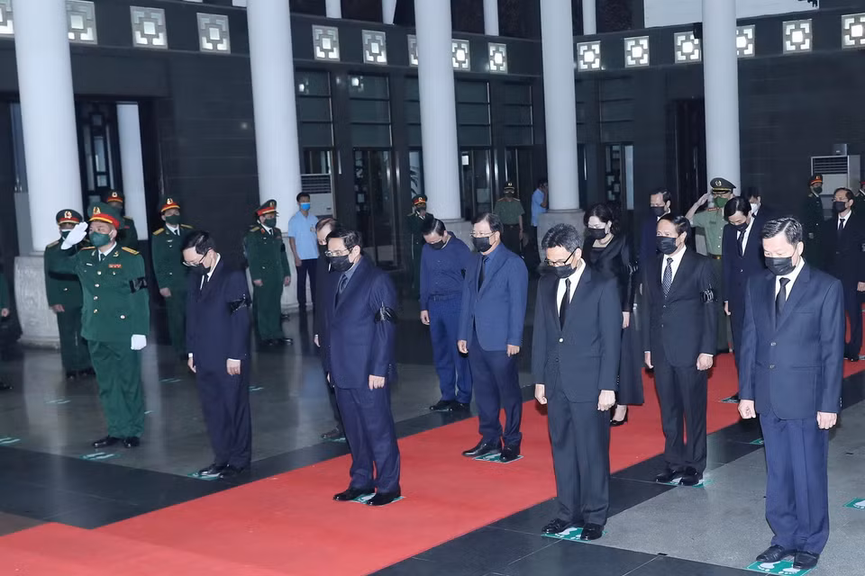  Đoàn Chính phủ do Thủ tướng Phạm Minh Chính dẫn đầu viếng Đại tướng Phùng Quang Thanh. (Ảnh: Trọng Đức/TTXVN)