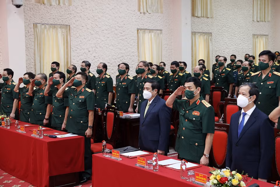  Thủ tướng Phạm Minh Chính và các đại biểu, học viên thực hiện nghi lễ chào cờ. (Ảnh: Dương Giang/TTXVN)