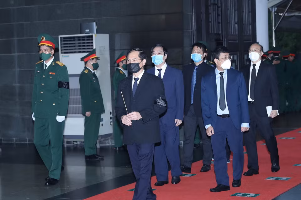  Đoàn Bộ Ngoại giao do Bộ trưởng Bùi Thanh Sơn dẫn đầu viếng Đại tướng Phùng Quang Thanh. (Ảnh: Trọng Đức/TTXVN)