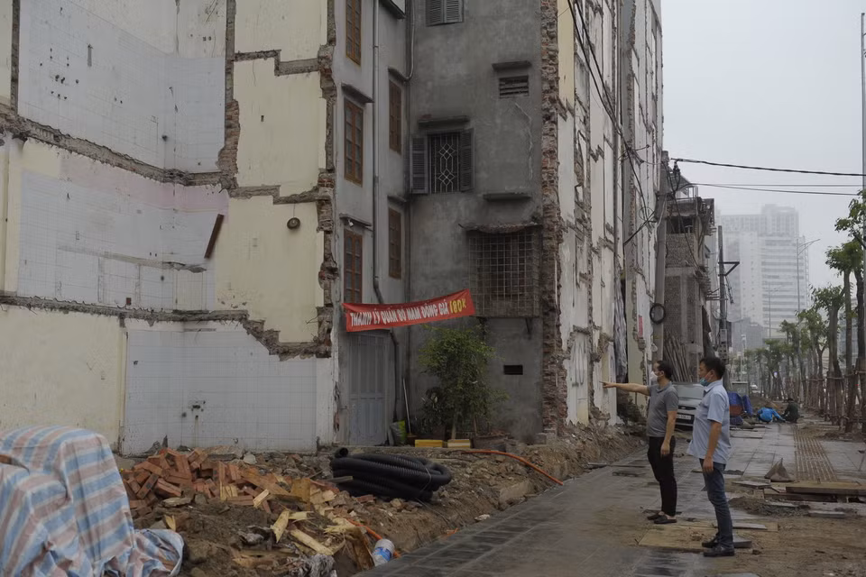 Nhiều ngôi nhà sau khi giải phóng mặt bằng mở rộng đường Vành đai 2, còn lại phần diện tích đất nhỏ nhưng chưa chỉnh trang mặt tiền nên còn khá nham nhở. (Ảnh: Mạnh Khánh/TTXVN)
