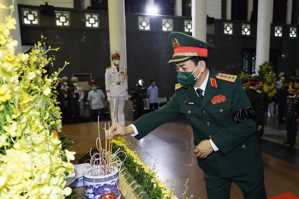  Đoàn Quân ủy Trung ương, Bộ Quốc phòng do Đại tướng Phan Văn Giang dẫn đầu viếng Đại tướng Phùng Quang Thanh. (Ảnh: Trọng Đức/TTXVN)