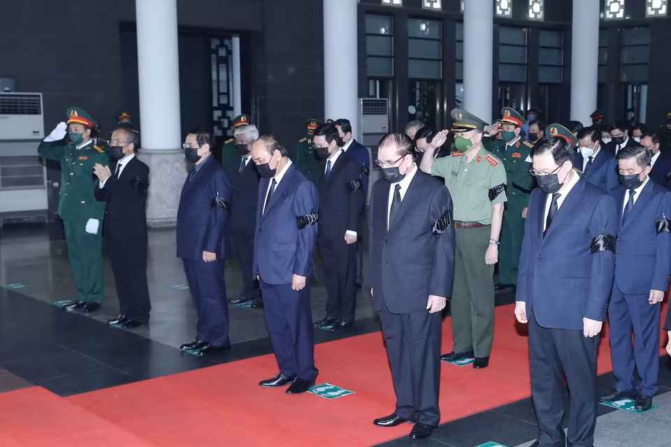 Đoàn các vị lãnh đạo Đảng, Nhà nước do Chủ tịch nước Nguyễn Xuân Phúc dẫn đầu viếng Đại tướng Phùng Quang Thanh. (Ảnh: Trọng Đức/TTXVN)