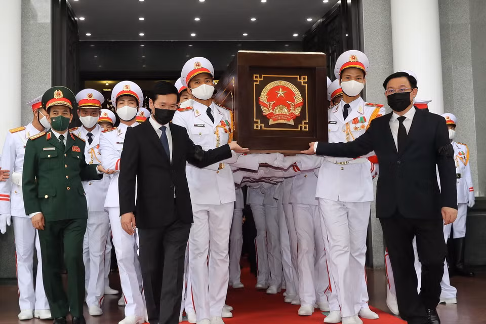 Chủ tịch Quốc hội Vương Đình Huệ và Thường trực Ban Bí thư Võ Văn Thưởng thực hiện nghi thức di quan Đại tướng Phùng Quang Thanh. (Ảnh: Trọng Đức/TTXVN)