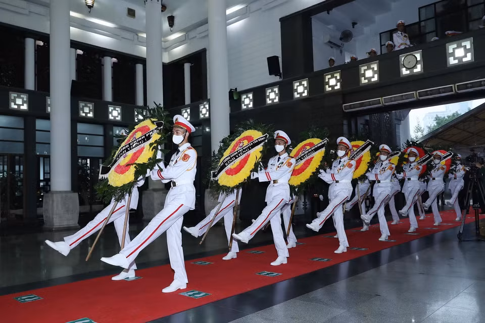  Các bộ, ban, ngành, cơ quan đoàn thể Trung ương cùng các tỉnh, thành phố viếng Đại tướng Phùng Quang Thanh. (Ảnh: Trọng Đức/TTXVN)