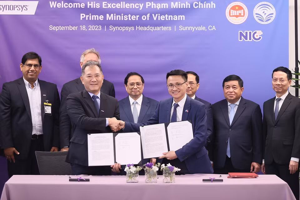 Thủ tướng Phạm Minh Chính chứng kiến ký kết hợp tác giữa Bộ Kế hoạch và Đầu tư với Công ty Synopsys. (Ảnh: Dương Giang/TTXVN)