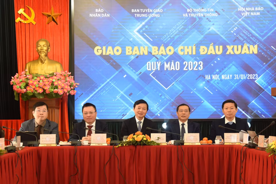 Phó Thủ tướng Trần Hồng Hà, lãnh đạo Ban Tuyên giáo Trung ương, Bộ Thông tin và Truyền thông, Báo Nhân Dân và Hội Nhà báo Việt Nam đồng chủ trì Giao ban báo chí đầu Xuân Quý Mão 2023. (Ảnh: TTXVN)
