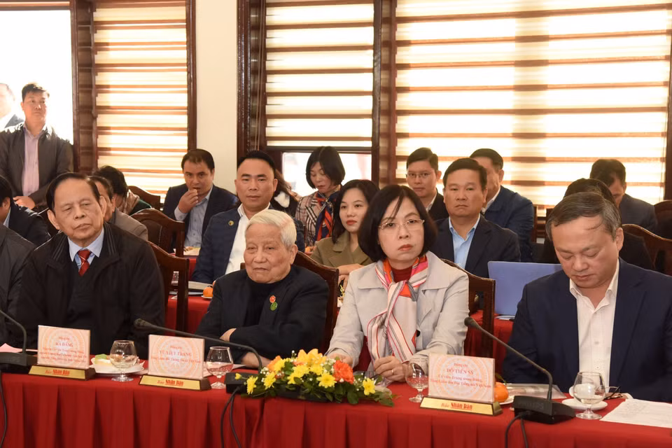 Lãnh đạo các cơ quan thông tấn, báo chí và các đại biểu dự Giao ban báo chí đầu Xuân Quý Mão 2023. (Ảnh: TTXVN)
