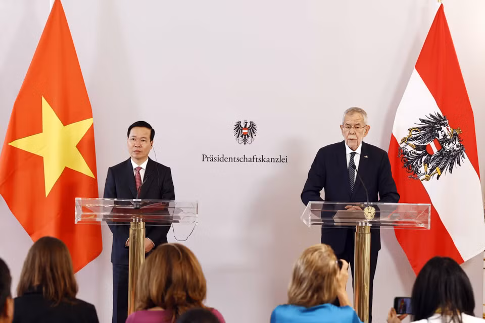 Chủ tịch nước Võ Văn Thưởng và Tổng thống Cộng hòa Áo Alexander Van der Bellen gặp gỡ báo chí. (Ảnh: Thống Nhất/TTXVN)