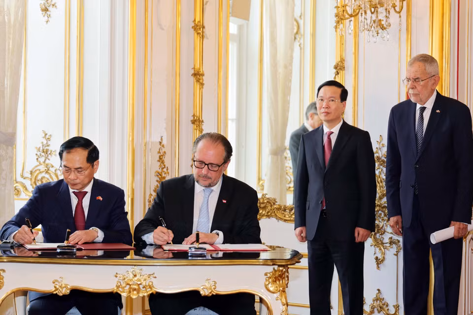 Chủ tịch nước Võ Văn Thưởng và Tổng thống Cộng hòa Áo Alexander Van der Bellen chứng kiến lễ ký kết Bản ghi nhớ giữa Bộ Ngoại giao Việt Nam và Bộ Liên bang về các Vấn đề châu Âu và Quốc tế Áo. (Ảnh: Thống Nhất/TTXVN)