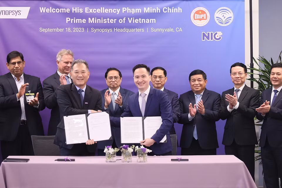 Thủ tướng Phạm Minh Chính chứng kiến ký kết hợp tác giữa Bộ Thông tin và Truyền thông với Công ty Synopsys. (Ảnh: Dương Giang/TTXVN)