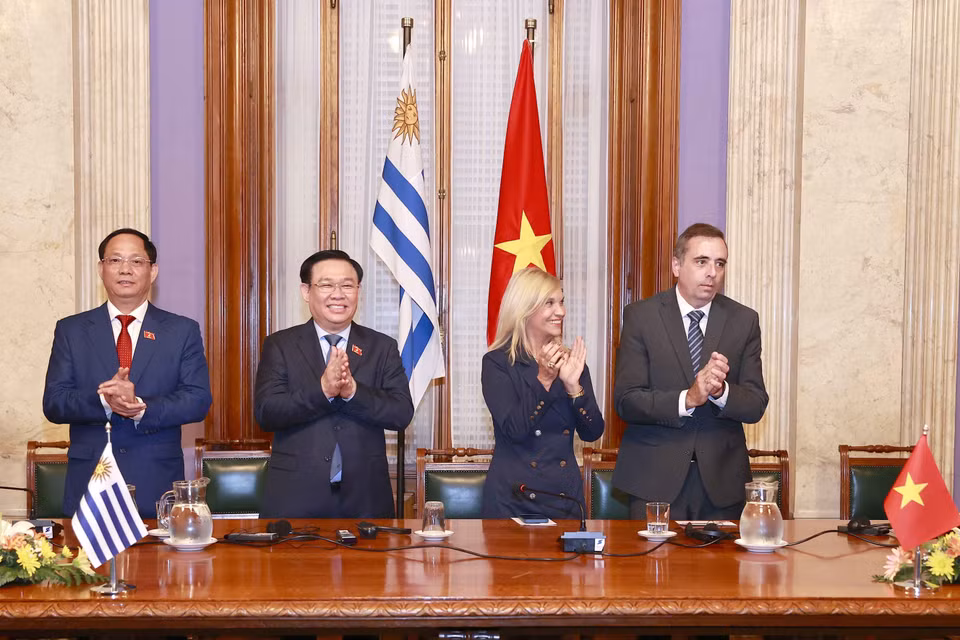 Chủ tịch Quốc hội Vương Đình Huệ, Chủ tịch Thượng viện Beatriz Argimon, Chủ tịch Hạ viện Sebastian Andujar (từ trái qua phải) tại lễ ký thuận. (Ảnh: Doãn Tấn/TTXVN)