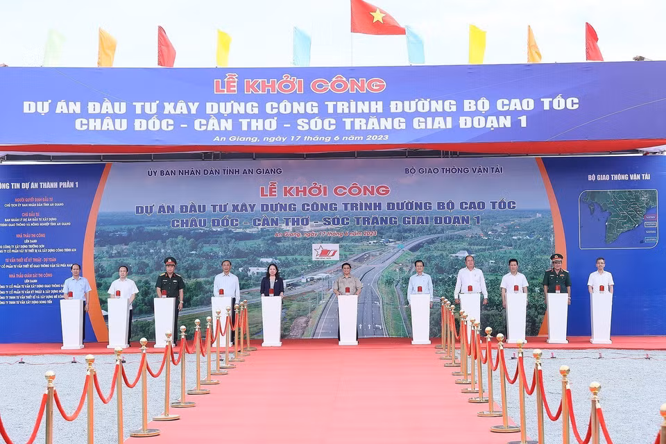 Thủ tướng Phạm Minh Chính và các đại biểu thực hiện nghi thức ấn nút khởi công tuyến Đường bộ Cao tốc Sóc Trăng-Cần Thơ-Châu Đốc giai đoạn 1. (Ảnh: Dương Giang/TTXVN)